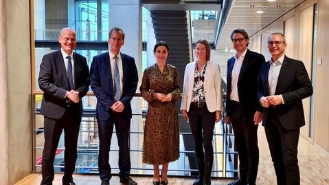 Aussenministerin Dominique Hasler mit CDU- und CSU-Vertretern des Ausschusses für Europäische Angelegenheiten zusammen mit Botschafterin Isabel Frommelt-Gottschald