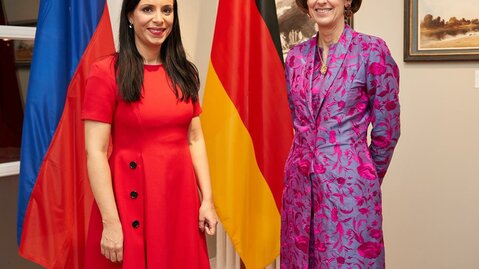Aussenministerin Dominique Hasler mit Honorarkonsulin Gianna le Claire bei der Eröffnung des Honorarkonsulats in Hamburg | © Georg Wendt